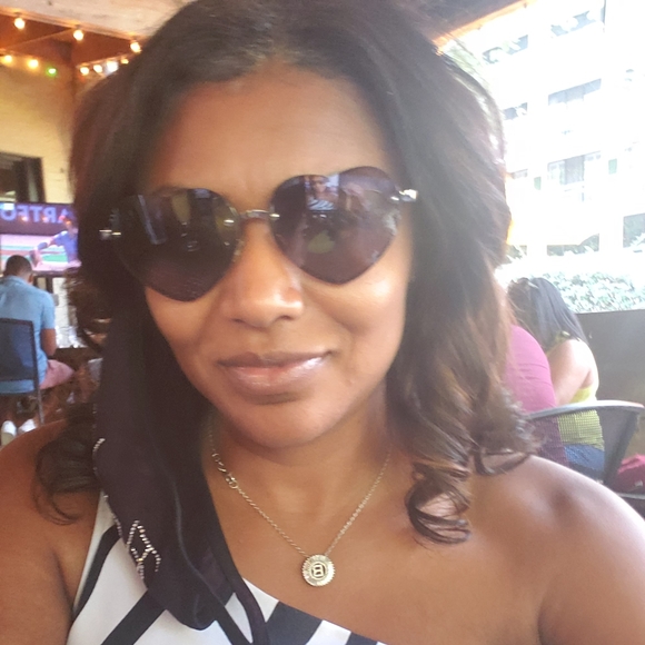 Meet your Posher, Elle - Picture 3 of 5